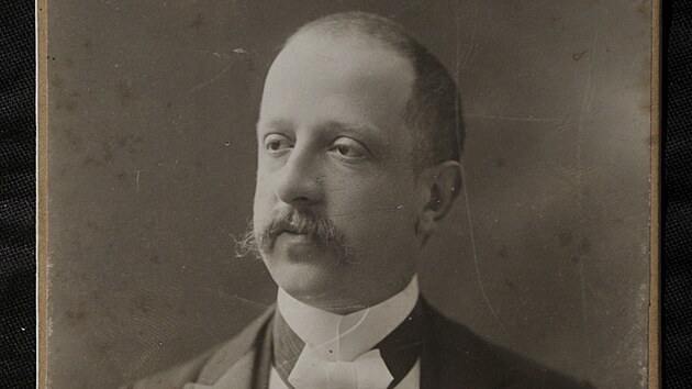 Franti�ek Harrach (1870�1937) byl cestovatelem, sb�ratelem, d�stojn�kem a statk��em. Pracoval pro n�sledn�ka rakousk�ho tr�nu Franze Ferdinanda.