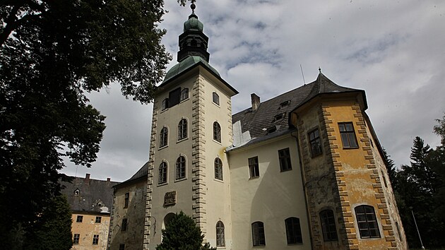 Janovice u R�ma�ova. I tady hospoda�ili Harrachov�. Objekt pat�� k m�n� zn�m�m a pam�tkov� �stav ho m� ve spr�v� pom�rn� kr�tkou dobu.