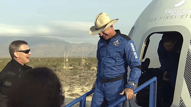 Pasai prvnho letu do vesmru se spolenost Blue Origin vystupuj z kapsle First Step.