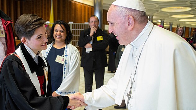 Farka Martina Viktorie Kopeck s papeem Frantikem bhem synody ve Vatiknu v roce 2018