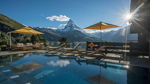 Na Matterhorn je nramn vhled i z riffelalpskch hotelovch
lzn.