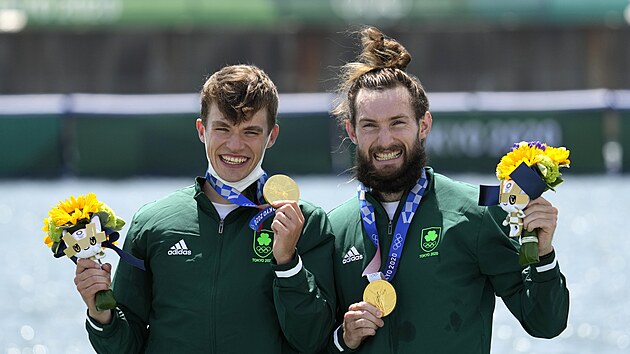 Zlat Irov Fintan Mc Carthy a Paul O'Donovan v zvodu dvojskifu lehkch vah na olympijskch hrch v Tokiu.