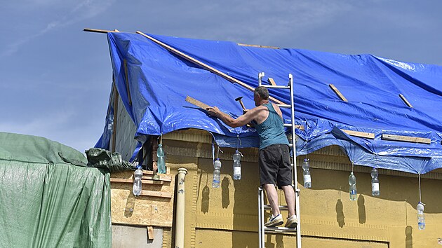 V Mikulčicích na Hodonínsku pokračovalo 26. července 2021 odstraňování škod, které v obci způsobily silné bouřky s krupobitím a tornádo, ale také po víkendové silné bouřce.