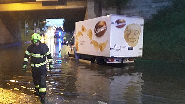 Utopená auta hasiči z pod zaplaveného viaduktu vytahovali například po bouřce 15. července.