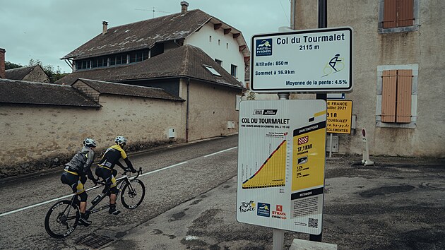 Se sv�m tras�rem Markem Peterkou zdolal Ond�ej Zme�kal trasu cel� cyklistick� Tour de France. Na tandemov�m kole ujeli 3414 km, zvl�dli p�i tom v�echny horsk� pr�mie a obt�n� horsk� stoup�n�.