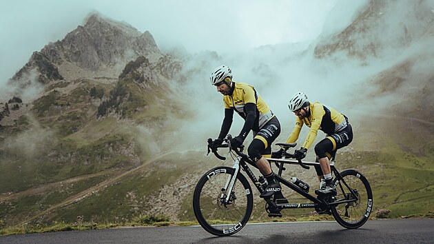 Se svm trasrem Markem Peterkou zdolal Ondej Zmekal trasu cel cyklistick Tour de France. Na tandemovm kole ujeli 3414, zvldli pi tom vechny horsk prmie a obtn horsk stoupn.