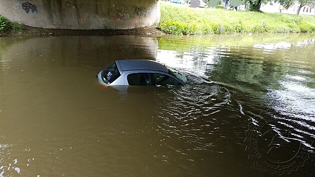 Auto sjelo do eky a zstalo uvzl pod mostem. (20. ervence 2021)