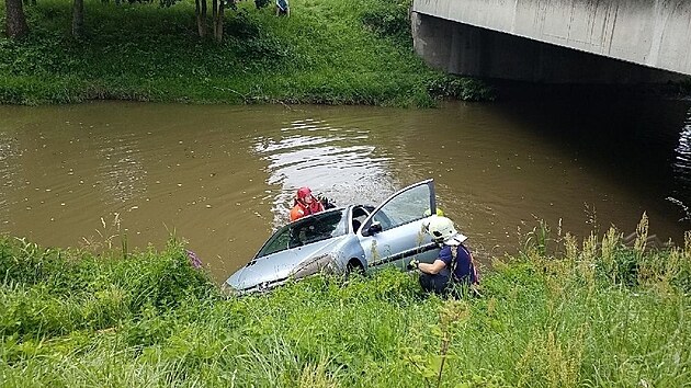 Auto sjelo do řeky a zůstalo uvázlé pod mostem. (20. července 2021)