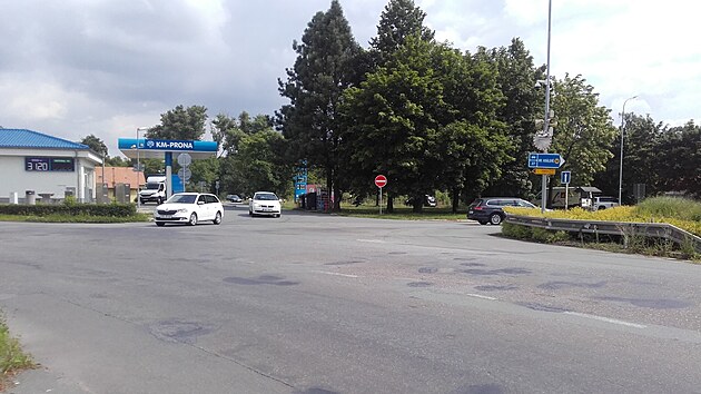 Přes benzinovou pumpu vjíždí do Opatovic vozy od Vysoké. Je to pro řidiče zkratka při cestě na dálnici či do Pardubic.