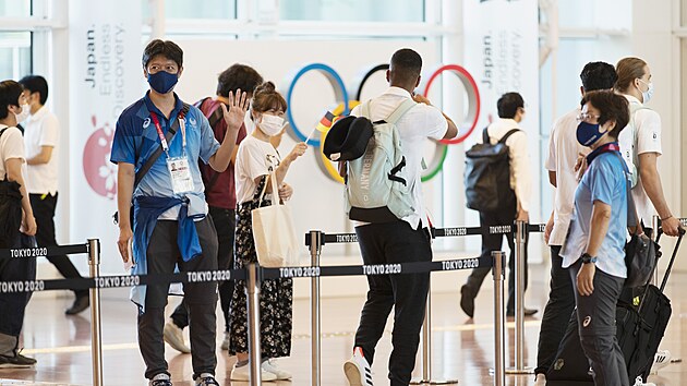 Japonští organizátoři v akci po příletu do dějiště olympijských her.