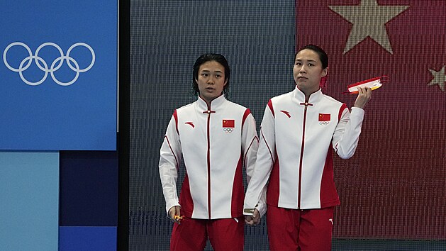 ' Tching-mao a Wang Chan v olympijsk souti v Tokiu v synchronizovanch skocch do vody en z tmetrovho prkna.