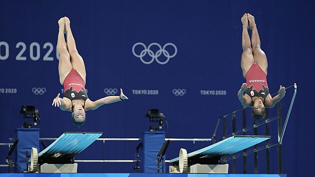 Jennifer Abelov a Melissa Citriniov Beaulieuov v olympijsk souti v Tokiu v synchronizovanch skocch do vody en z tmetrovho prkna.