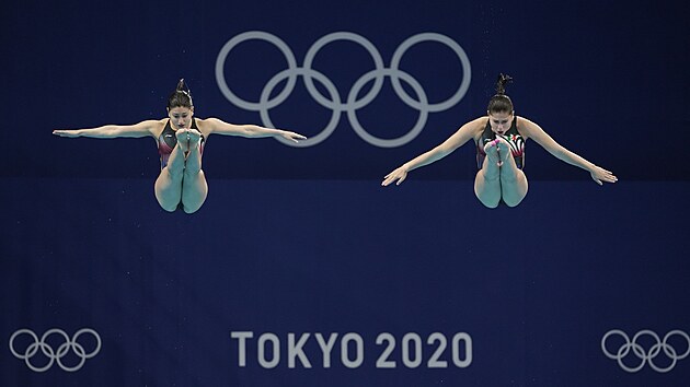 Dolores Monznov a Carolina Hernndezov  v olympijsk souti v Tokiu v synchronizovanch skocch do vody en z tmetrovho prkna.