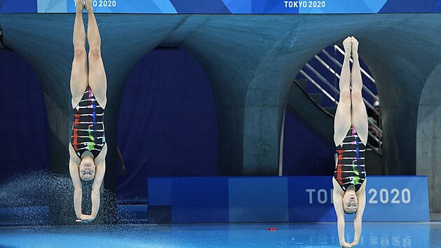 Lena Hentschelov a Tina Punzelov v olympijsk souti v Tokiu v synchronizovanch skocch do vody en z tmetrovho prkna.