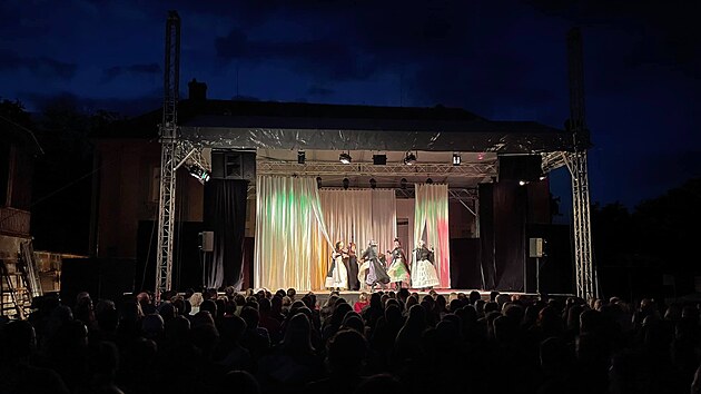 Kyticí pod širým nebem v klášterních zahradách v Broumově se Klicperovo divadlo v červenci rozloučilo se sezonou 2020/21.