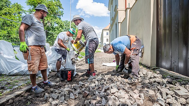 Začala oprava mimořádně cenného chodníku v Kozinově ulici v Hradci Králové (12.7.2021).