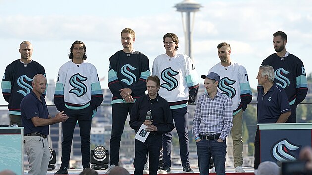 Noví hokejisté Seattle Kraken zleva: Mark Giordano, Brandon Tanev, Jamie Oleksiak, Hadyn Fluery, Jordan Eberle a Chris Dreidger.