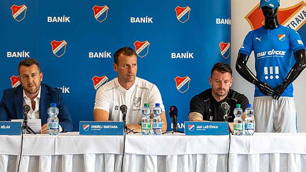 Zleva vkonn editel klubu Michal Blk, trenr Ondej Smetana a kapitn Jan Latvkana tiskov konferenci fotbalovho Banku Ostrava ped zahjenm nov sezony prvn ligy.