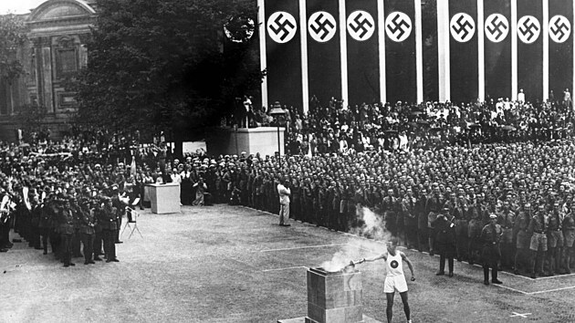 Momentka ze zahjen Olympijskch her v Berln 1936.
