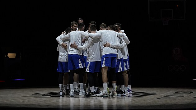 et basketbalist ped vodnm duelem olympijskho turnaje s rnem.