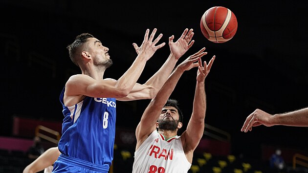 esk basketbalista Tom Satoransk (vpravo) v souboji s Behnamem Yakhchalidehkordim z rnu.