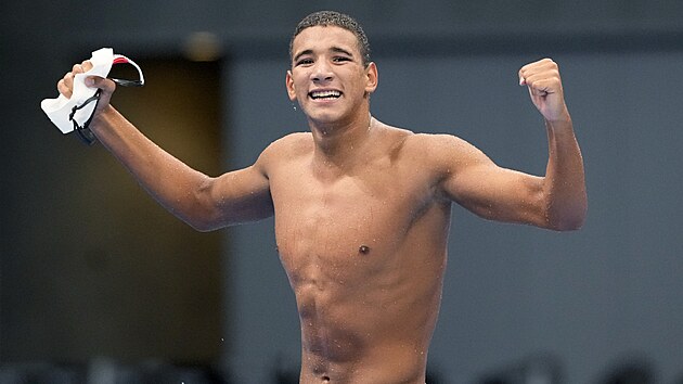 Tuniský plavec Ahmed Hafnáví se raduje z nečekaného triumfu v olympijském závodě na 400 metrů volný způsobem.