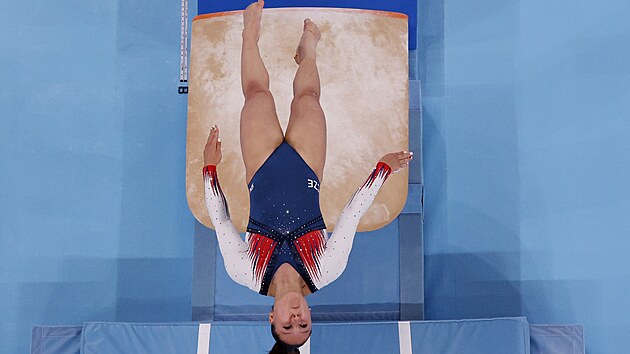 esk gymnastka Aneta Holasov v peskoku.