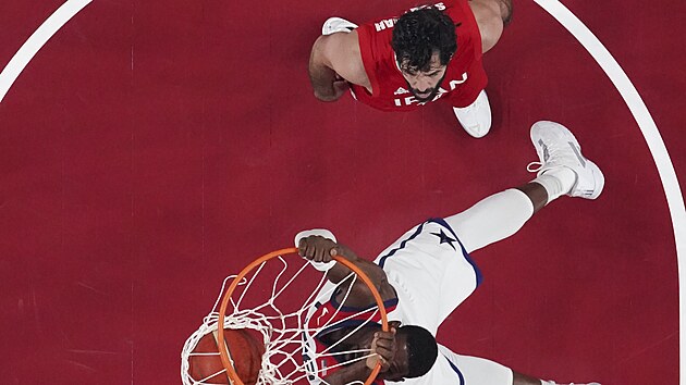 Americk basketbalista Bam Adebayo zakonuje pes brncho Mohammadsamada Nika Khahbahramiho na ko rnu.