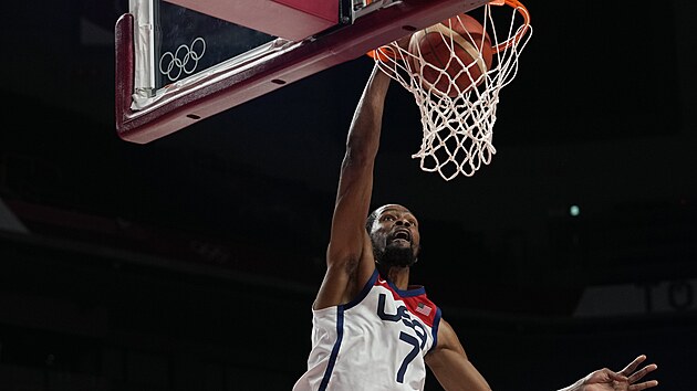 Americk basketbalista Kevin Durant zakonuje na ko rnu.