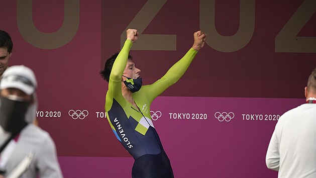 Slovinsk cyklista Primo Rogli se raduje z triumfu v olympijsk asovce.