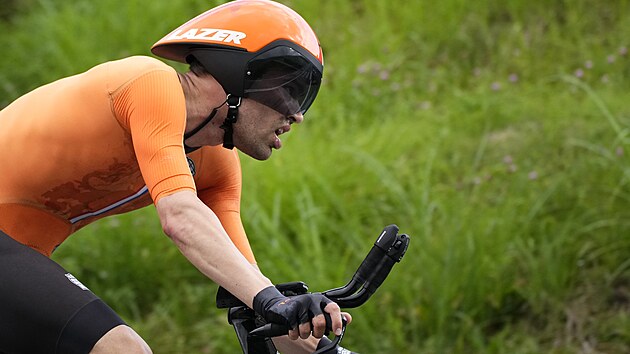Nizozemsk cyklista Tom Dumoulin na trati olympijsk asovky.