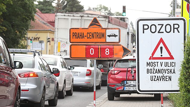 Silnii kvli komplikacm pi demolici mostu nesplnili termn oteven dlnice D11 u Prahy. (26.7.2021)