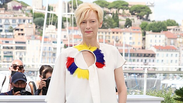A jet jeden lovek z vod elegantn, avak pesto pohodln mdy. V oversized kalhotch a koili se zajmavm detailem se ped pr dny v Cannes ukzala hereka Tilda Swintonov.