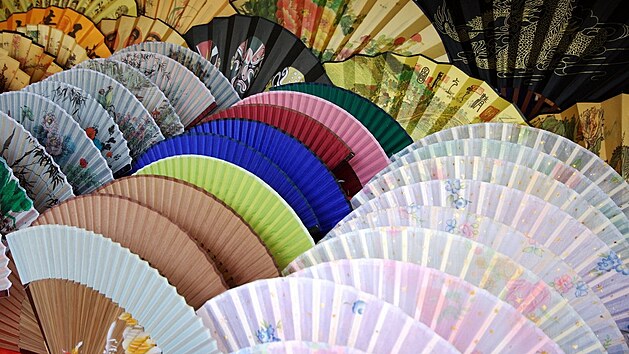 Papír má v Číně obrovskou tradici. Dělají se z něj typické vějíře, slunečníky, lampiony, draci i loutky...