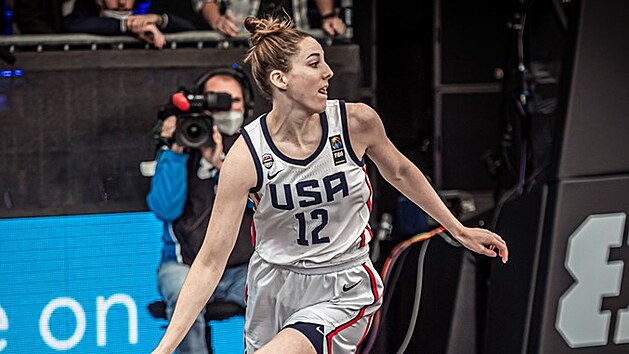 Katie Lou Samuelsonov v americkm dresu bhem olympijsk kvalifikace v basketbalu 3x3