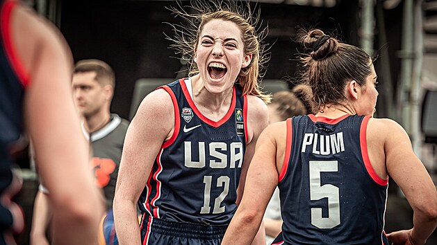 Katie Lou Samuelsonov ze Spojench stt se raduje bhem olympijsk kvalifikace v basketbalu 3x3.