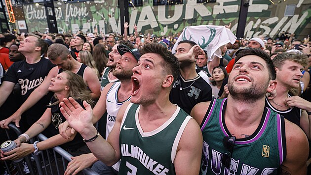 Fanouci Milwaukee Bucks se seli u haly Fiserv Forum v oekvn oslav titulu z NBA.