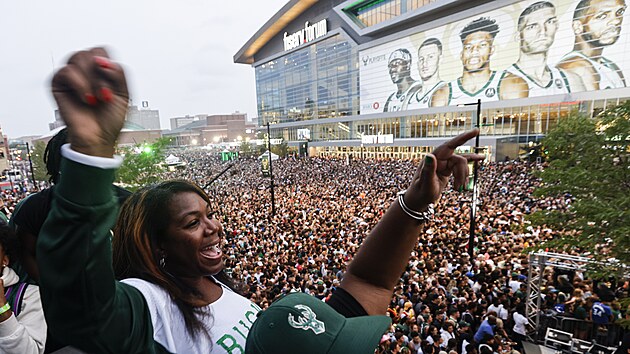 Desetitisce fanouk Milwaukee Bucks se sely u haly Fiserv Forum v oekvn oslav titulu z NBA.