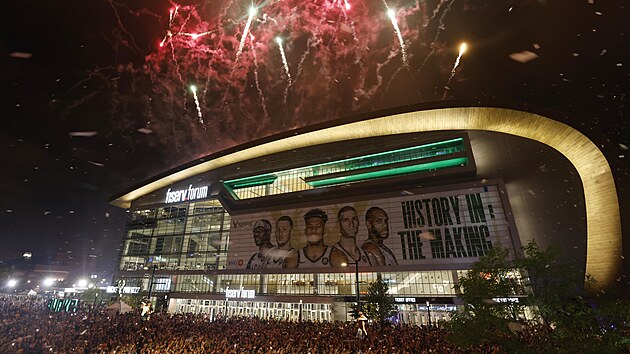 Fanouci u Fiserv Forum oslavuj titul z NBA pro Milwaukee Bucks.