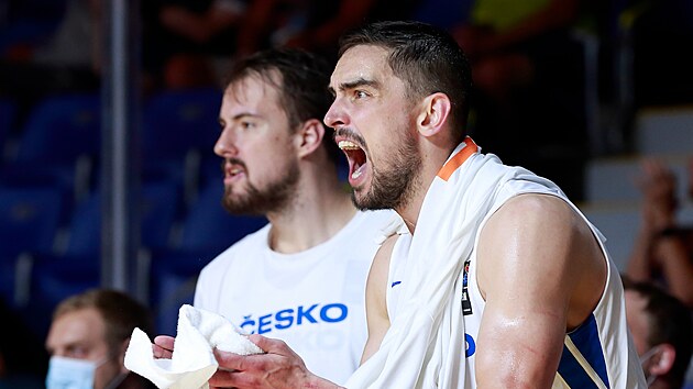 Čeští basketbalisté Ondřej Balvín (vlevo) a Tomáš Satoranský prožívají zápas.