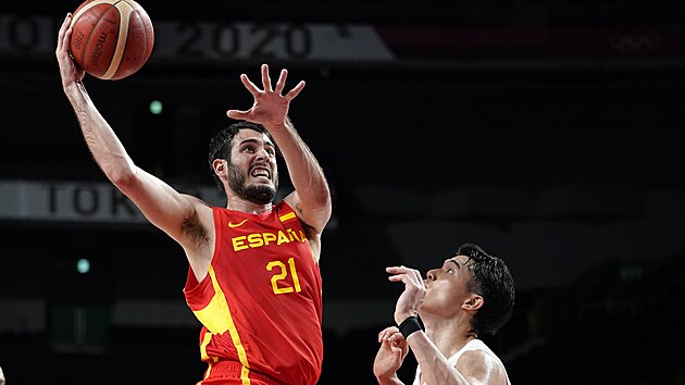 lex Abrines (vlevo) ze panlska zakonuje na japonsk ko kolem Juty Watanabeho.