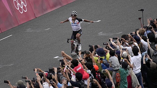 Ekvdorsk cyklista Richard Carapaz slav triumf v olympijskm zvod v Tokiu