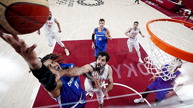 Blake Schilb skóruje v olympijském duelu basketbalistů Česko - Írán.