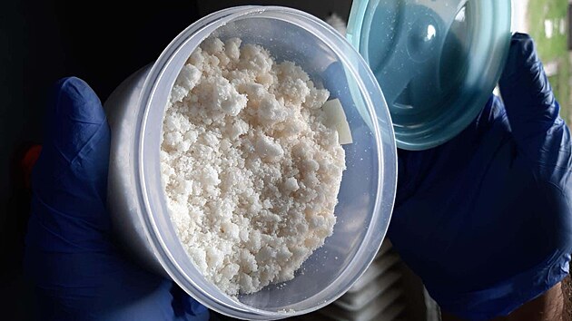 Policist pi domovnch prohldkch na dvou mstech na Tinovsku zajistili vedle poteb pro vrobu pervitinu i 150 gram erstv vyrobenho pervitinu.