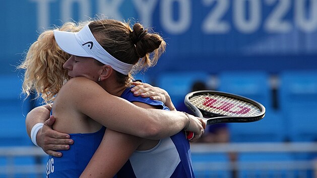 Barbora Krejkov a Kateina Siniakov oslavuj postup do finle OH.