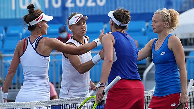 Barbora Krejkov a Kateina Siniakov si podvaj ruce se svmi soupekami, Veronikou Kudrmtovovou a Jelenou Vesninovou, kter porazily v semifinle olympijskho turnaje.