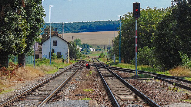 Stanice jezdec u Luhaovic. Kolej vpravo vede do Vlrskho prsmyku, kolej vlevo do Luhaovic.