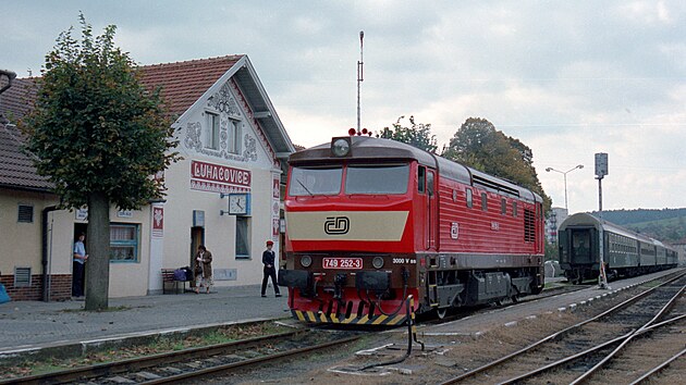 Lokomotiva 749.252 odstupuje od rychlku ve stanici Luhaovice, 9. 10. 1995.