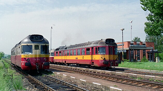 Motorov vozy 851.026 a 851.035 ve stanici jezdec u Luhaovic dne 19. kvtna 1996