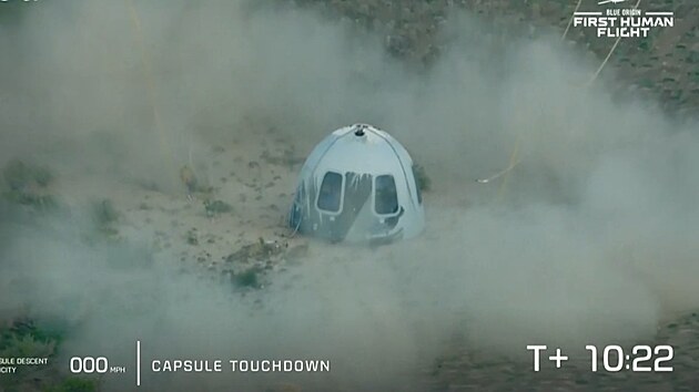 Kapsle First Step společnosti Blue Origin po přistání se čtyřmi pasažéry, kteří se na několik minut dostali do vesmíru.